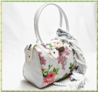 Cartera con manija rigida.