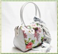 Cartera con manija rigida.